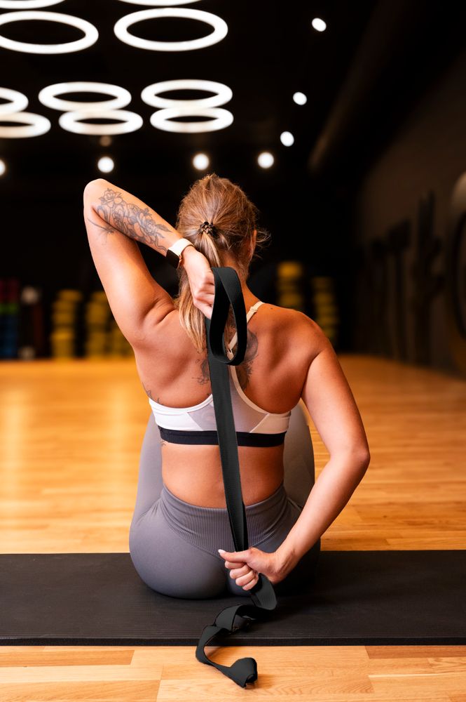 Eine Person führt Übungen mit dem FIZYO Gurt aus