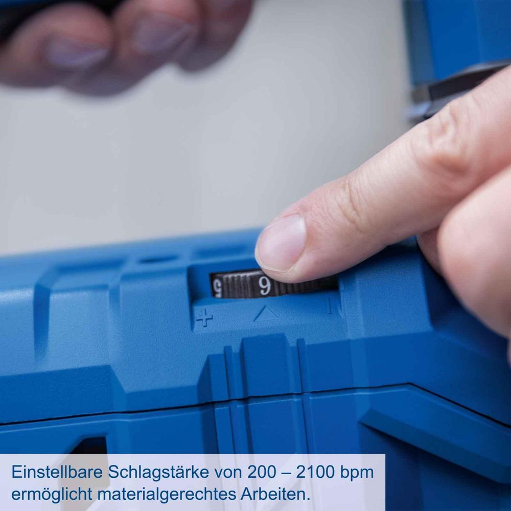 Das Bild zeigt einen Mann mit dem Abbruchhammer AB2000, wie er Schlagzahl manuell einstellt.