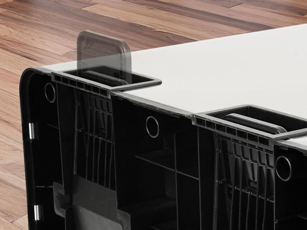 Detailaufnahme der einfahrbaren Fußpedale des Mülleimers