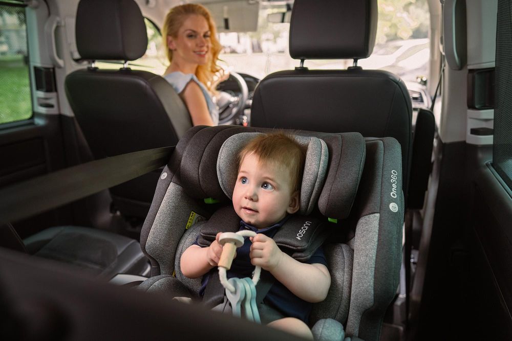Osann Eno360 2, Kindersitz 360 drehbar mit Isofix 40-150 cm, Reboarder mit Isofix und Top-Tether – All Black