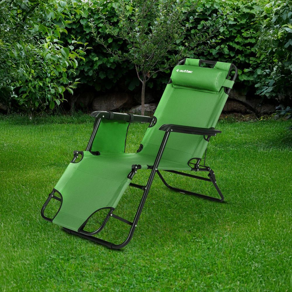 Grüner, bequemer Gartenliegestuhl im Grünen, ideal zur Entspannung