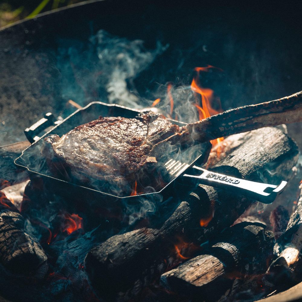 NYORD BBQ Grillpfanne aus Gusseisen - für Induktion, Glaskeramik, Gas, Grill & Outdoor, Feuerfeste Gusseisenpfanne mit Grillrillen, Cast Iron mit Ausgießer