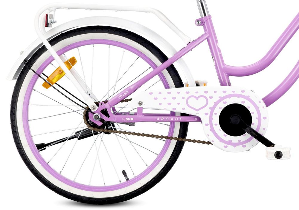 Detail zadného kolesa s krytom reťaze a kovovým blatníkom na bicykli SUN BABY Heart Bike 20".