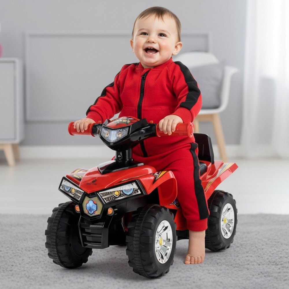 Dziecko siedzące na czerwonym jeździku SUN BABY w pokoju