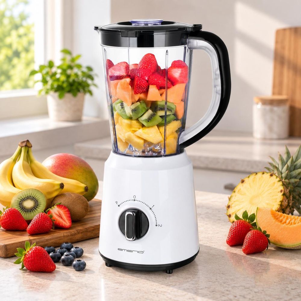 Weißer Emerio Standmixer mit frischem Obst auf einer Küchenarbeitsplatte.