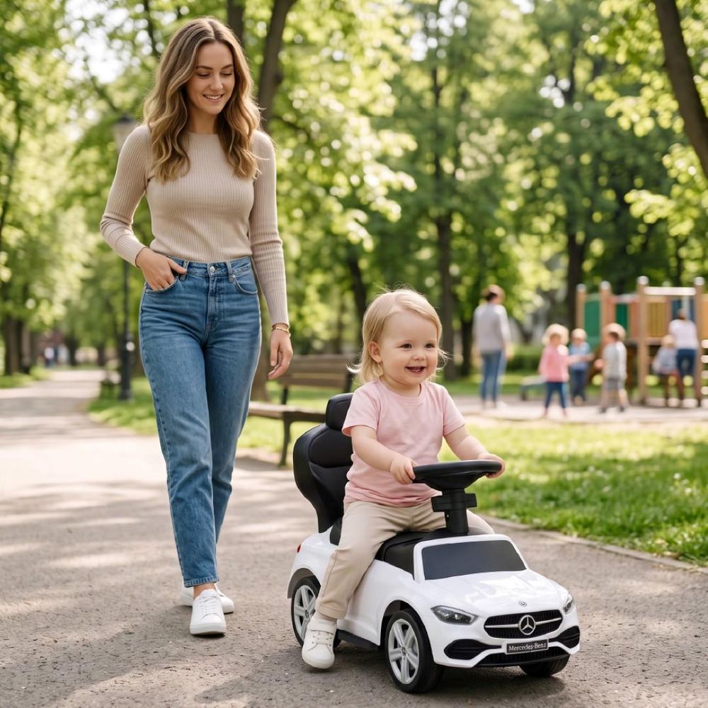 Maman et enfant utilisant le porteur Mercedes-Benz blanc lors d’une promenade en extérieur.