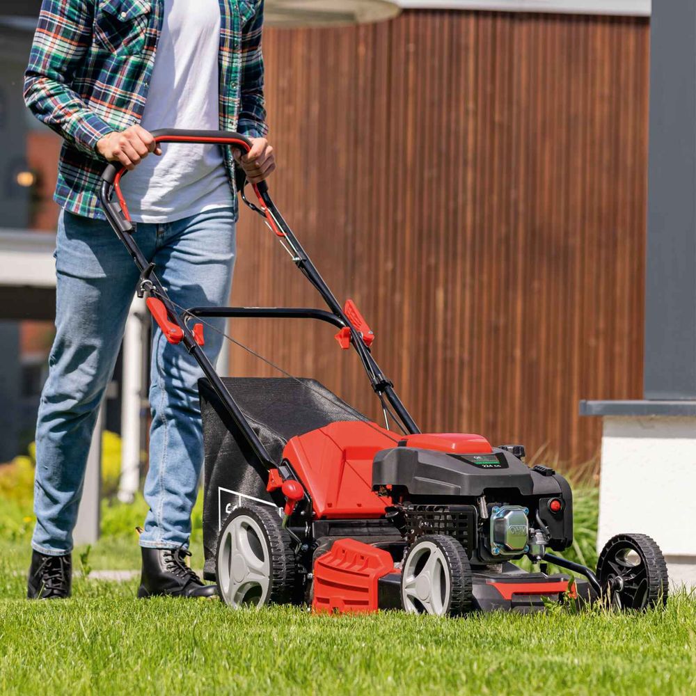 Scheppach MS225-56E Benzin Rasenmäher - E-Start | 6PS | 56cm Schnittbreite | Radantrieb | 65L Fangkorb | inkl. Motoröl + 2Ah Akku + 2,4A Ladegerät
