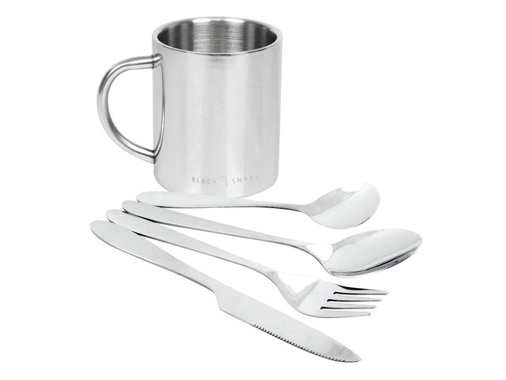 Edelstahltasse mit Gravur und vierteiliges Besteck nebeneinander