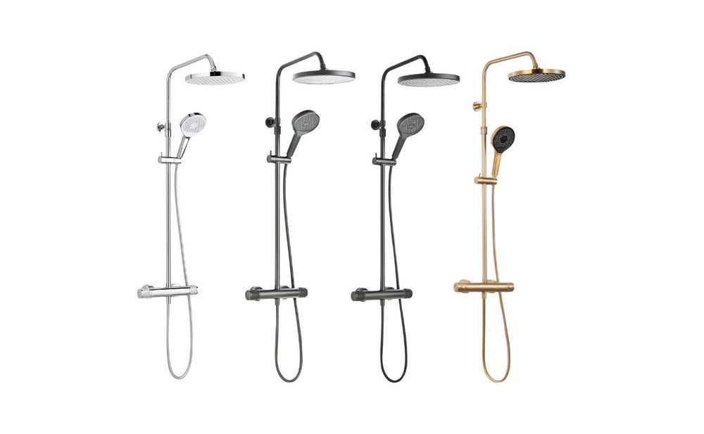 Vier GLAIA Duschsysteme in Chrom, Mattschwarz, Industrial und Mattgold nebeneinander