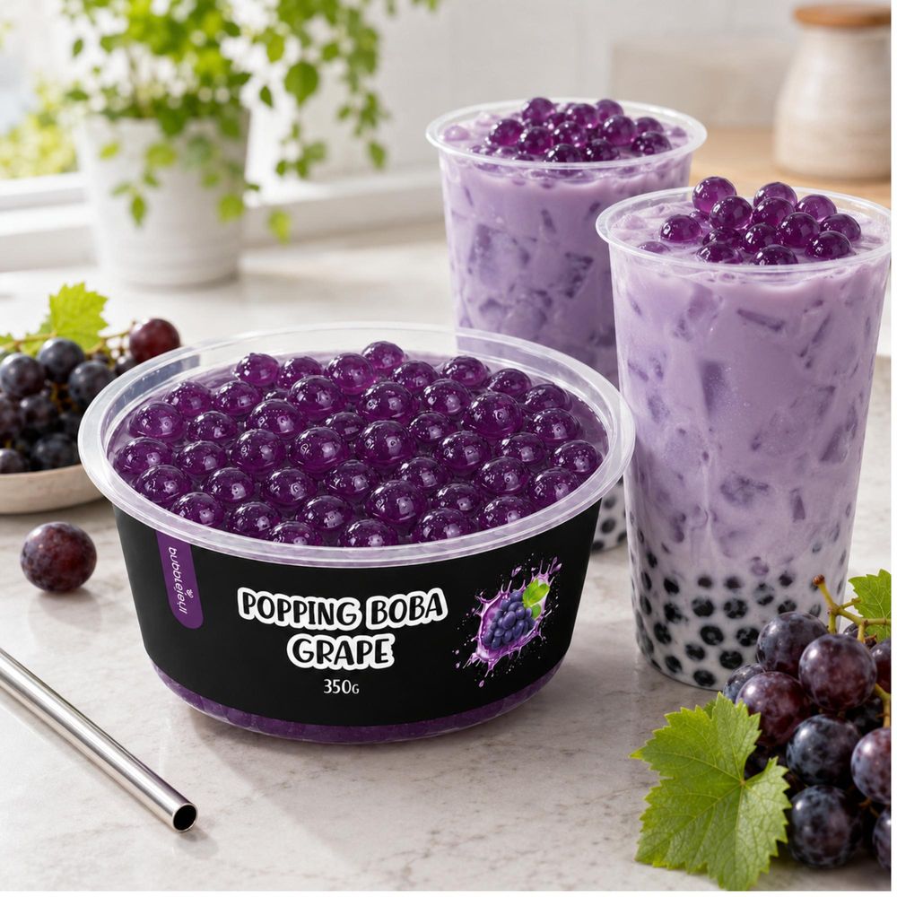 Drei lila Bubble-Tea-Getraenke mit Popping Boba Traube in Glaesern mit Strohhalm