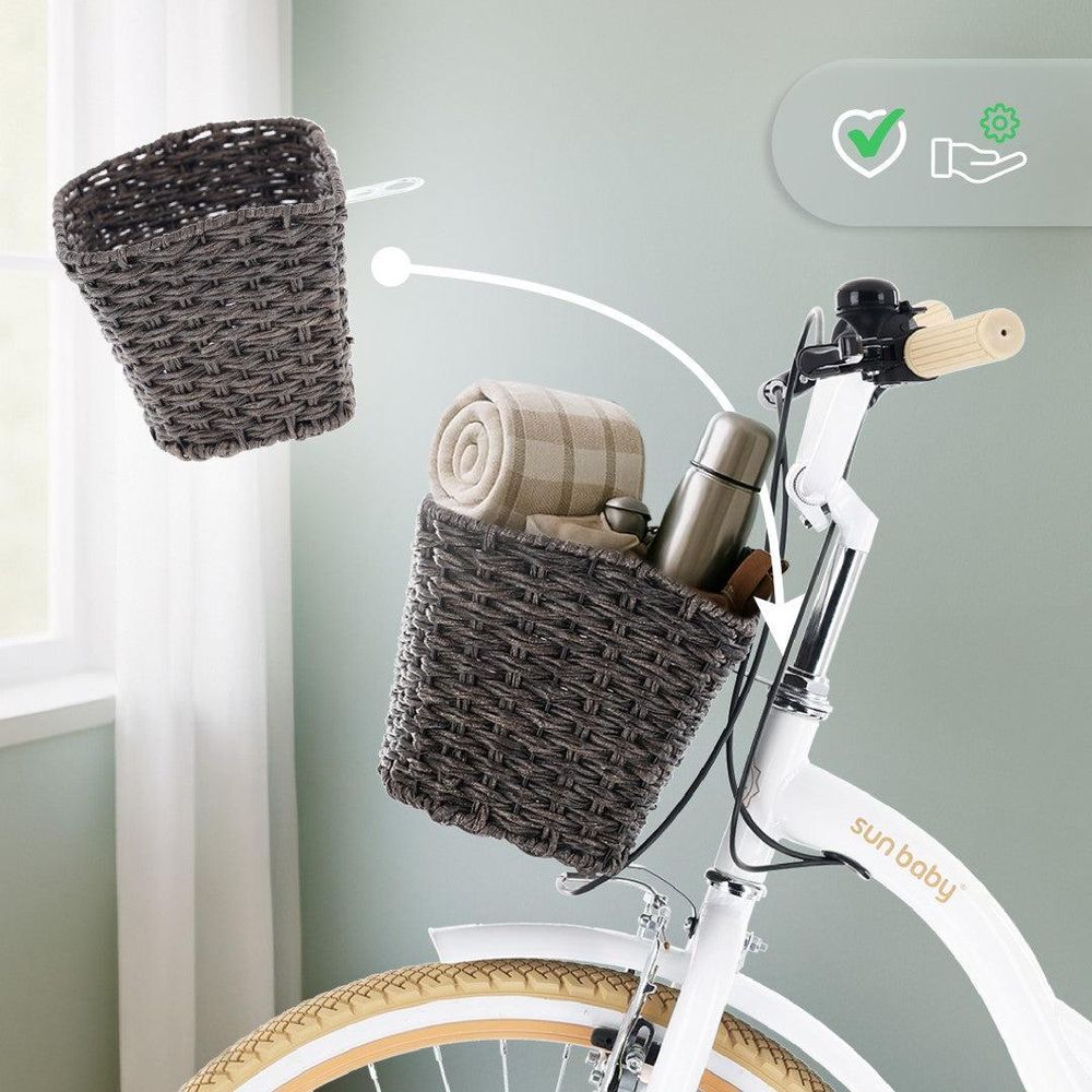 Cestino montato su bici con oggetti all'interno, pronto per l'uso quotidiano.
