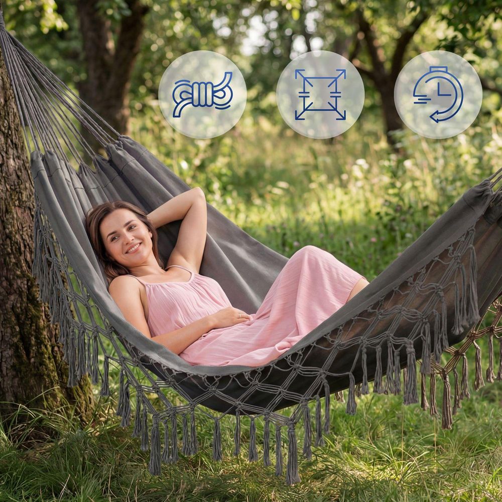 Frau entspannt in Hängematte im Garten; Icons zeigen Belastbarkeit, Maße und Montagezeit