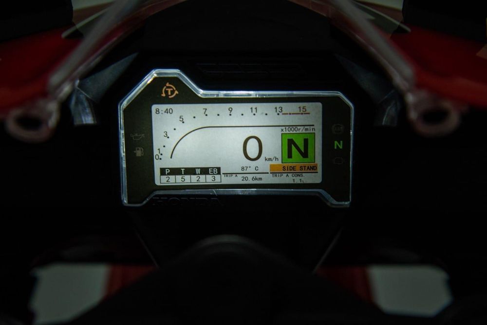Detailansicht des digitalen Displays am Kinder Motorrad