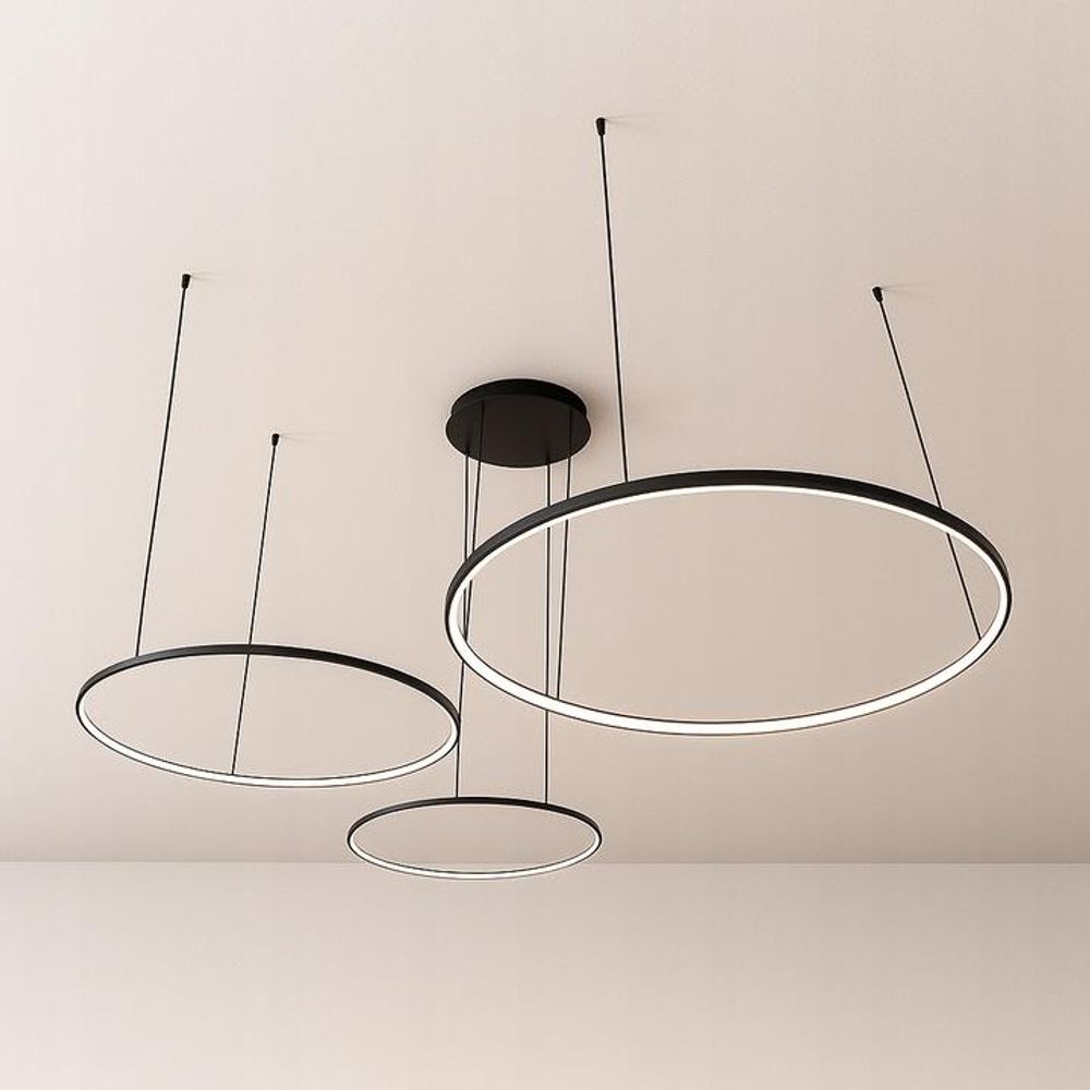 Schwarze LED-Hängeleuchte Hodo mit drei Ringen in modernem Wohnraum