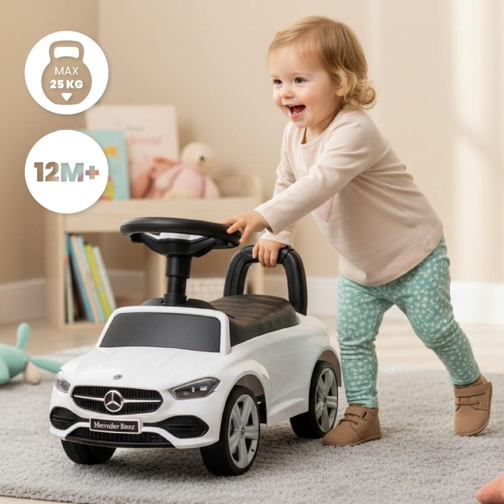 Kind duwt de Sun Baby loopauto als duwwagen, met leeftijds- en gewichtsaanduiding.