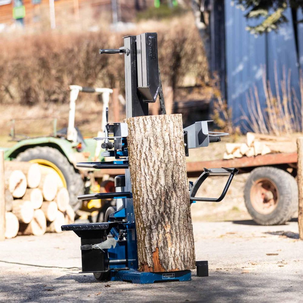 Das Bild zeigt den stehenden Holzspalter Compact 12t von Scheppach.