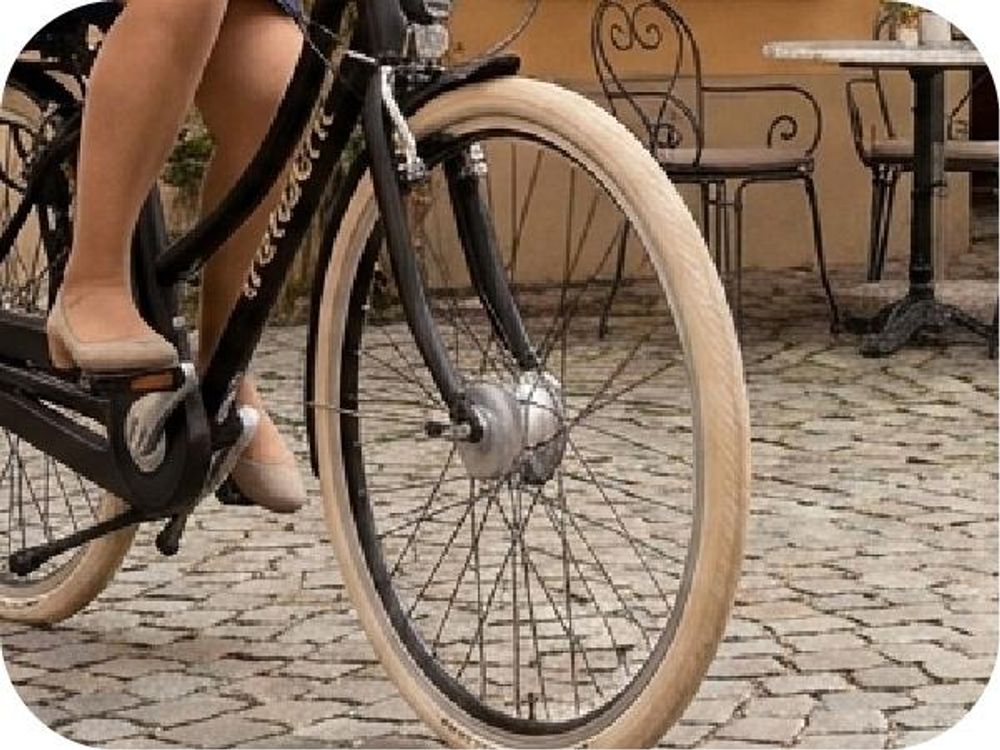 Nahaufnahme des Vorderrads mit Radnabenmotor.