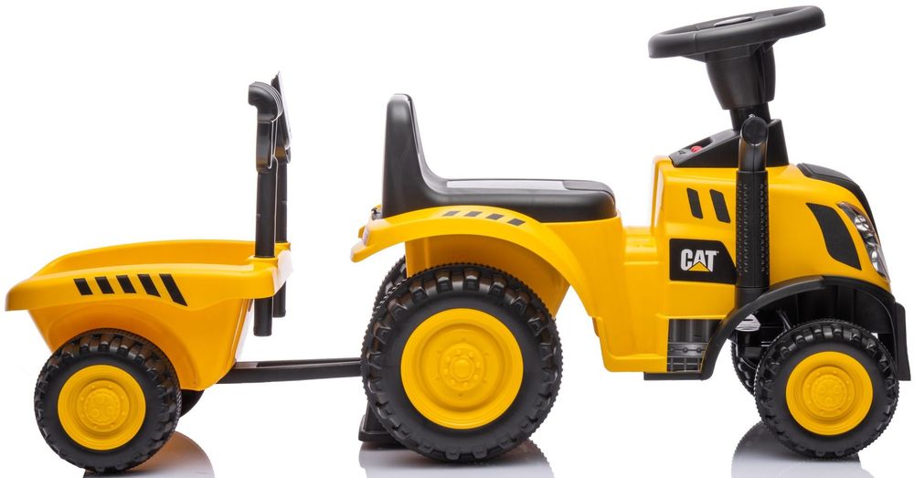 Boční pohled na traktor s připojeným vozíkem, zvýrazněná kola a konstrukce
