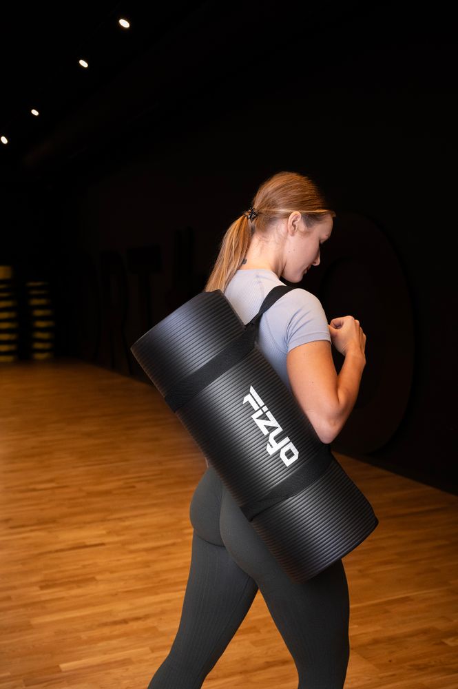 Osoba cvičící na gymnastické podložce značky Fizyo z NBR pěny, pozice Jógy, Pilatesu, gymnastické