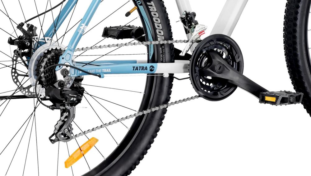 Detalle del sistema de transmisión Shimano y la cadena en la rueda trasera.