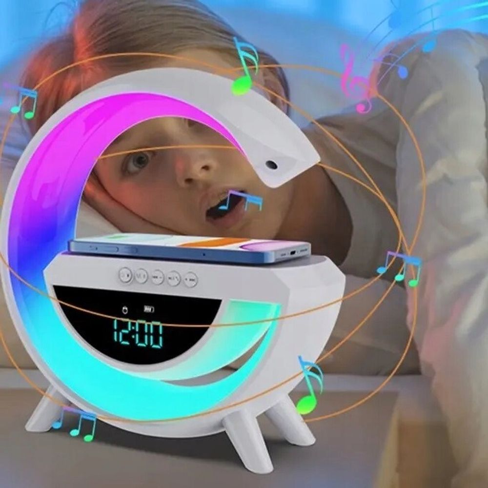Kind blickt auf multifunktionale LED-Nachtleuchte mit QI-Ladegerät.