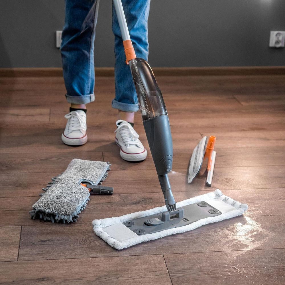 KADAX Flachmopp, Bodenwischer mit Wasserbehälter, Wischer mit Sprühfunktion für schnelle Reinigung, Wischmopp für Bodenreinigung, Reinigungsgerät (Grau/Orange)