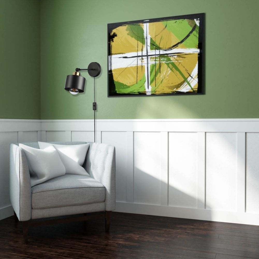 Raum mit Wandlampe, einfache Installation, grüne Wand und weiße Wandverkleidung.