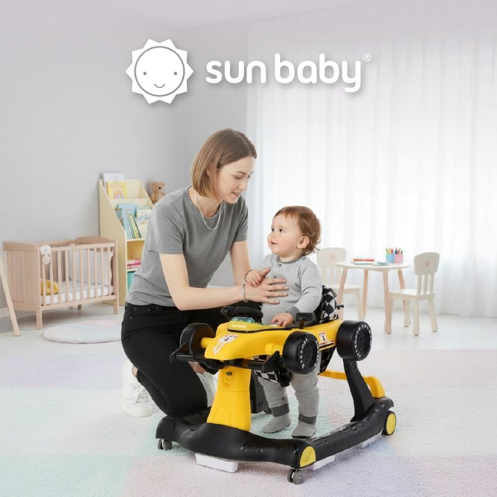 Mama i dziecko podczas zabawy chodzikiem Sun Baby w domu