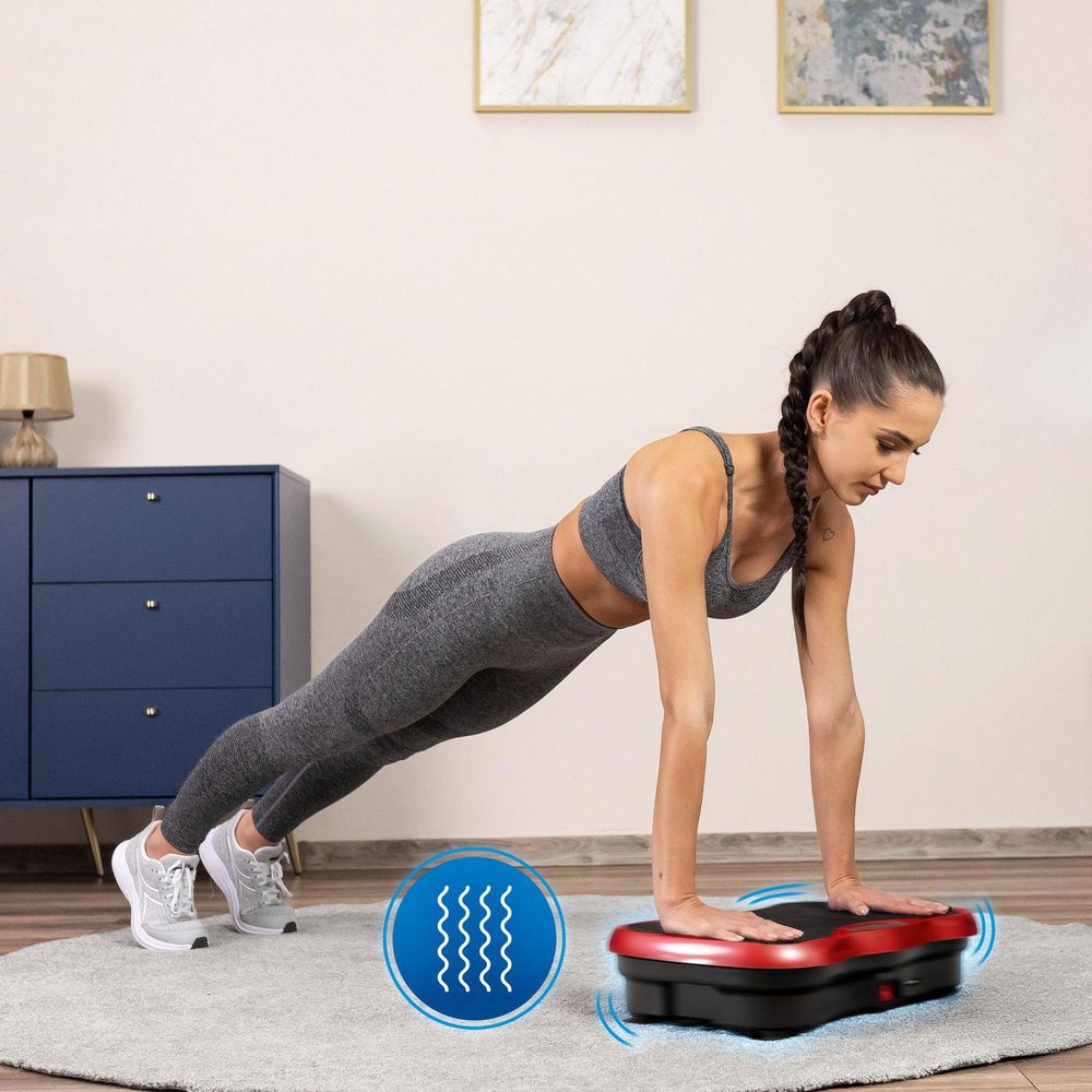 Frau in Plank-Position auf Vibrationsplatte für Core-Training