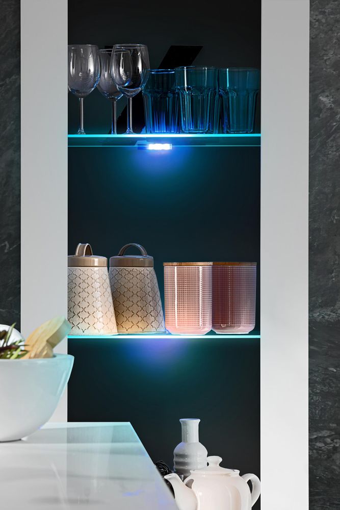 Komodee | Wohnwand Wohnzimmerset Tivoli Grande, Korpus Schwarz Matt Frontfarbe Weiß Matt, LED Blau