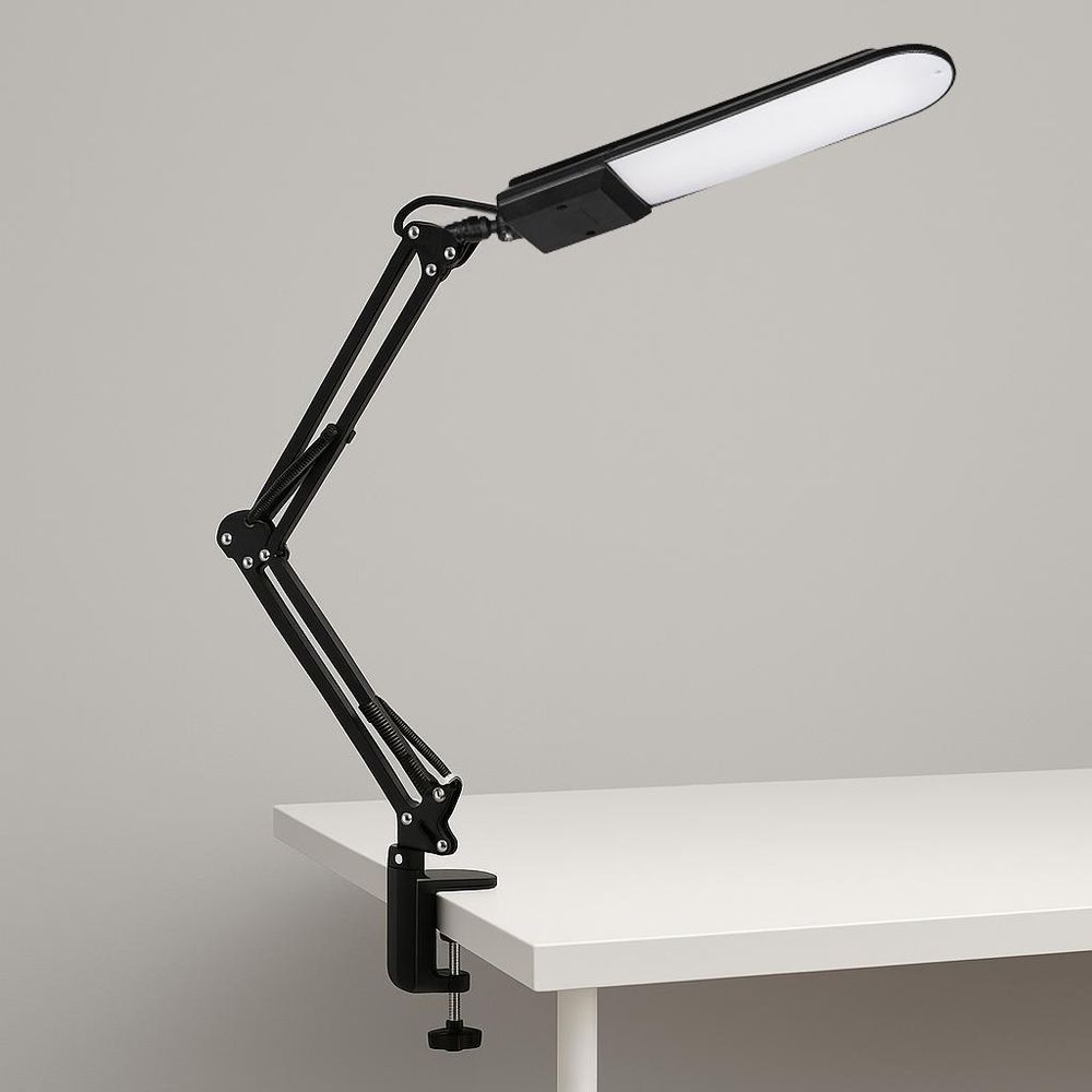 LED-Tischleuchte mit Schwenkarm und Tischklemme, montiert an weißer Tischkante.