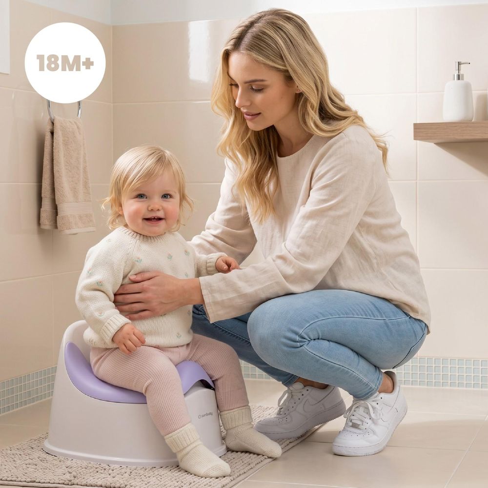 Enfant assis sur le pot bébé SUN BABY accompagné d'un adulte