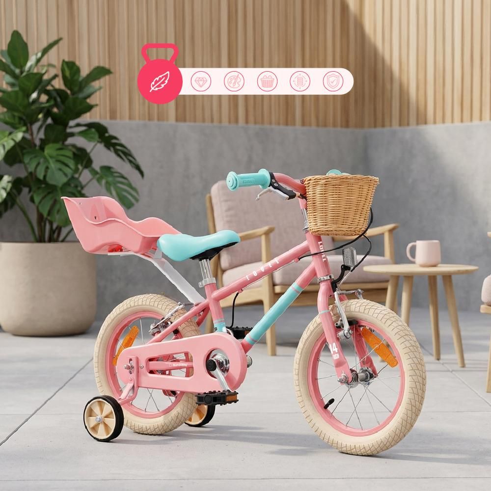 Fahrrad mit Zubehör wie Korb, Stützrädern und Puppensitz im Garten