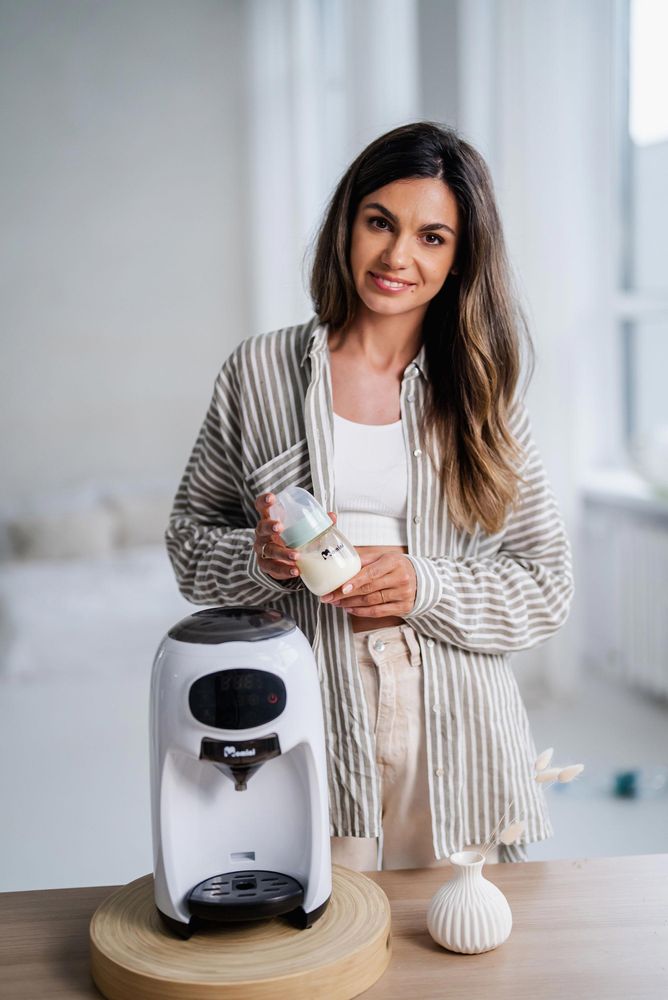 Ekspres do mleka modyfikowanego dla niemowląt 4 poziomy temperatury 980W automatyczne mieszanie – Momini Milk Formula Elite