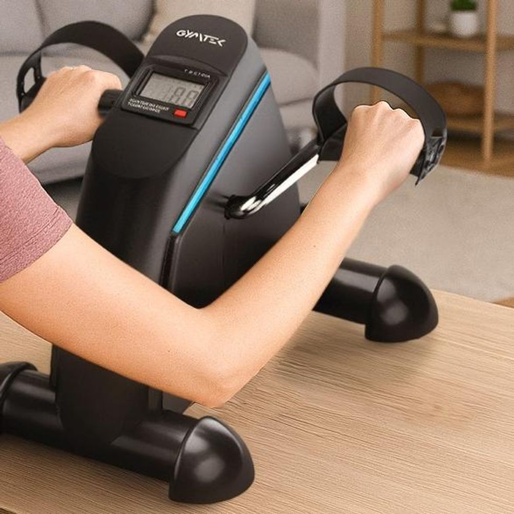 Nahaufnahme: Arme trainieren mit schwarzem Mini-Heimtrainer mit Digitalanzeige