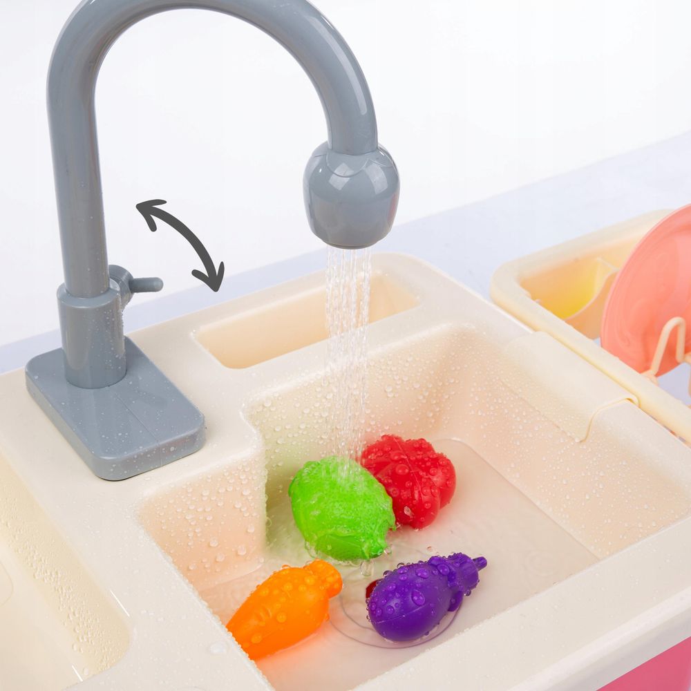Kinder lernen Spülen und Aufräumen