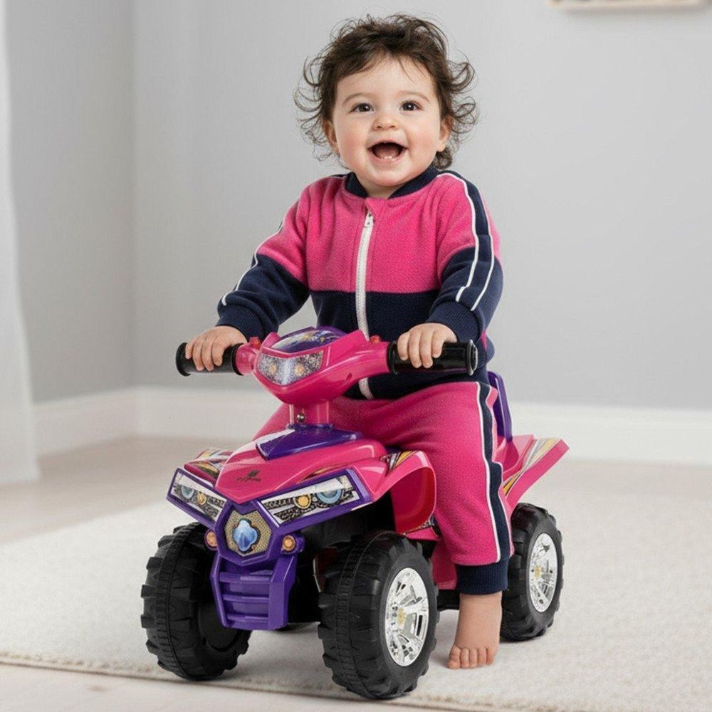 Kind sitzt lachend auf dem pinken SUN BABY Rutschauto