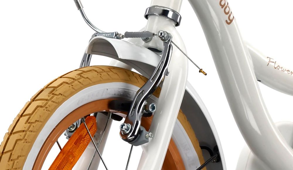 Detalle del freno delantero V-brake en la rueda de la bicicleta