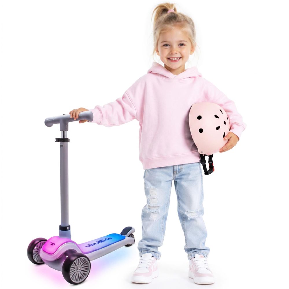Kind met step en helm, klaar om te rijden