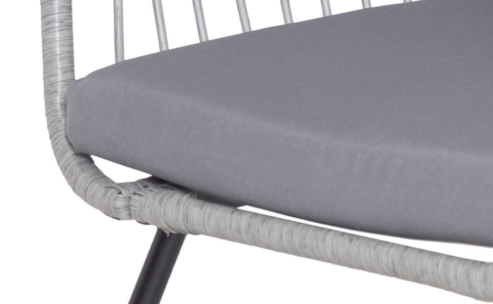 Grauer Stuhl mit Metallrahmen, nah aufgenommen, zeigt die Textur und das Design