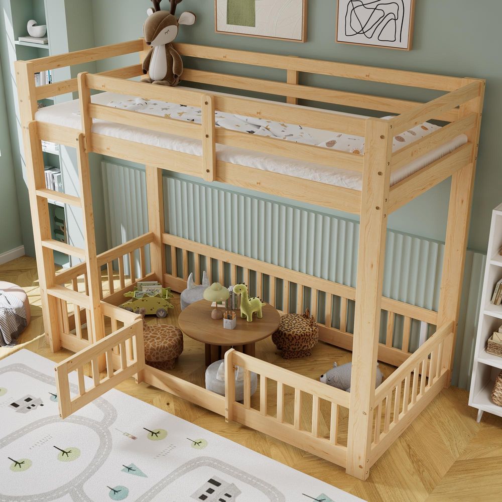 Merax Etagenbett 90x200 mit Tür, Jungenbett mit Geländer und Leiter, Kinderbett Spielbereich unten, EN747, Holzbett aus Kiefer + LVL, Naturfarbe