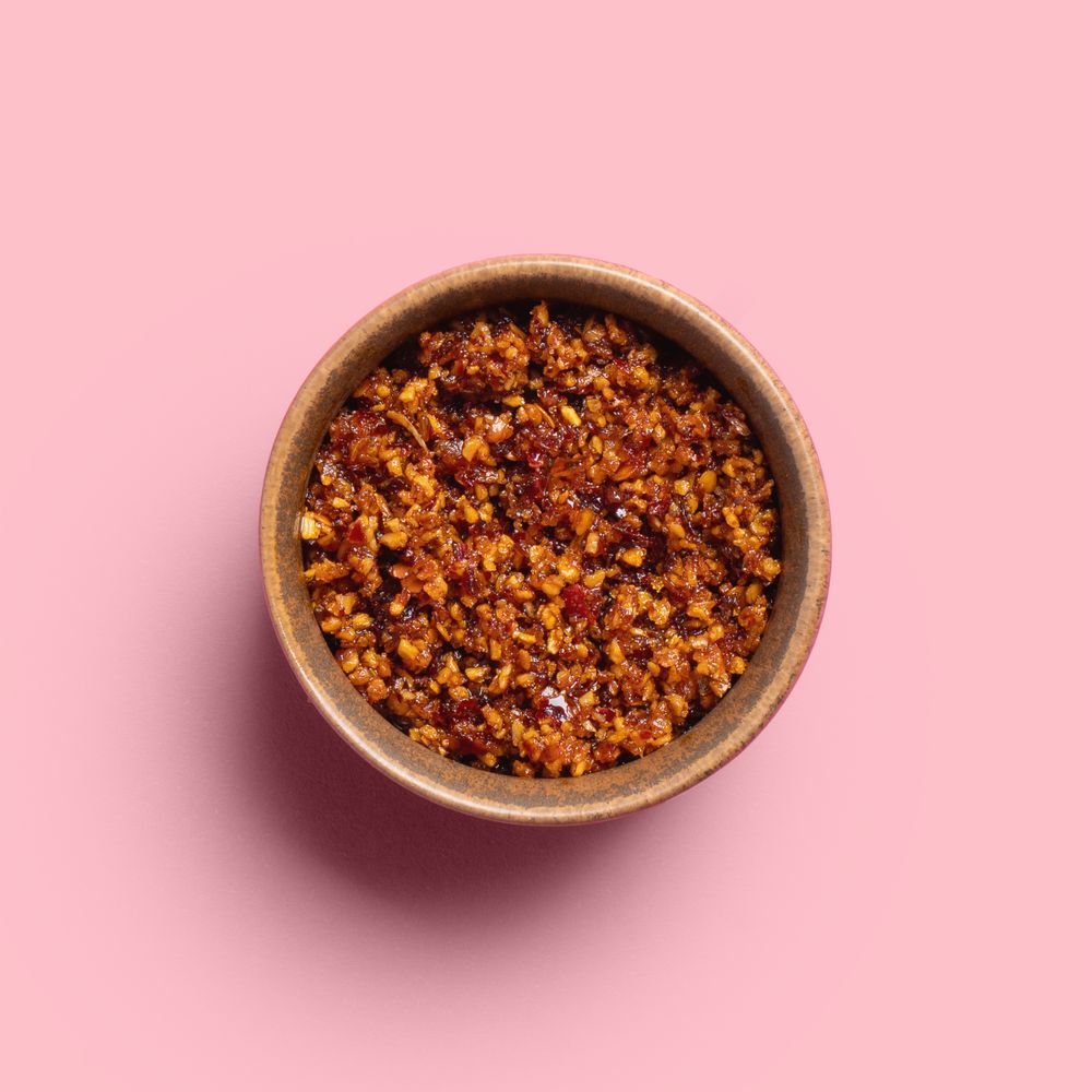 Das Bild zeigt eine Schüssel mit dem Chili Crunch als Inhalt