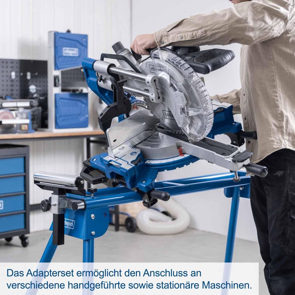 Das Bild zeigt eine Person beim Anbringen einer Maschine auf dem Arbeitstisch.