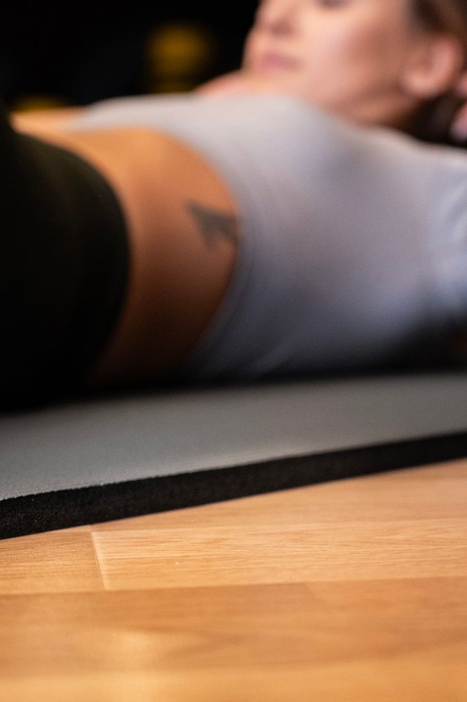 Osoba ćwicząca na macie gimnastycznej NBR marki Fizyo, pozycje Jogi, Pilatesu, Gimnastyczne