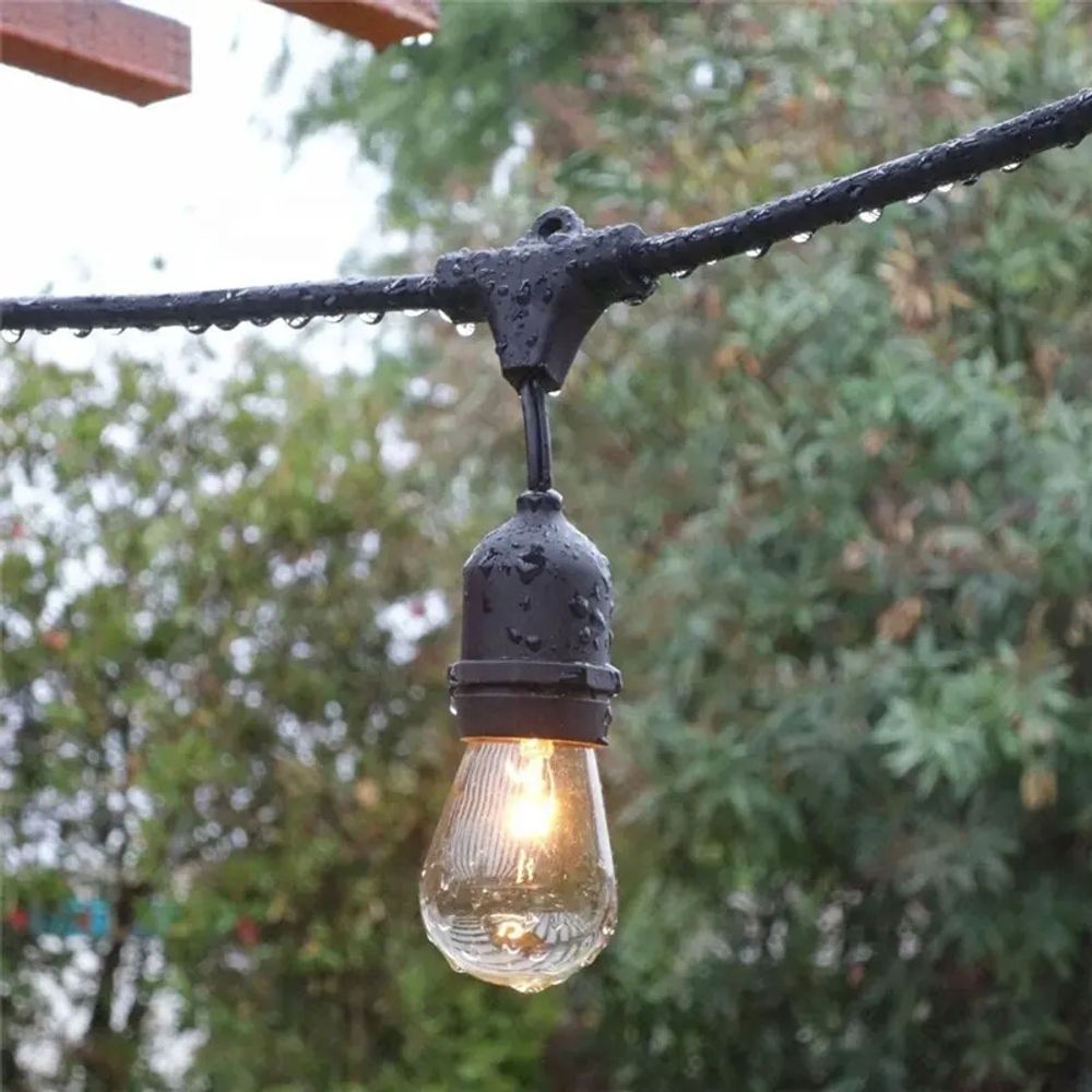 Wetterfeste LED-Glühbirne, fallender Regen und Grün sichtbar.