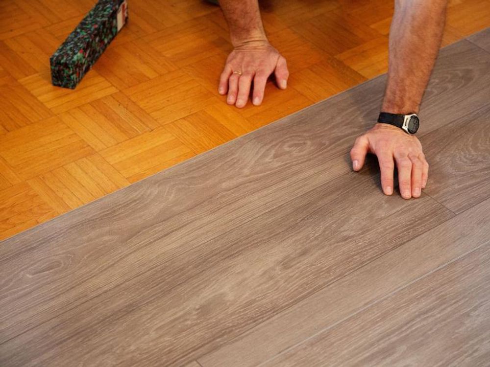 HEXIM Vinyldielen 0,97m² selbstklebend PVC Wandverkleidung Bodenbelag Holzoptik 91x15cm Paneele für Wand & Boden Holzdielen dunkelbraun (7 Dielen Espresso Bown - 1815-7)