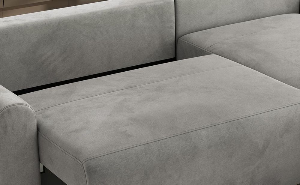 Detailansicht eines grauen Sofas mit Bettkasten und gepolsterter Sitzfläche.