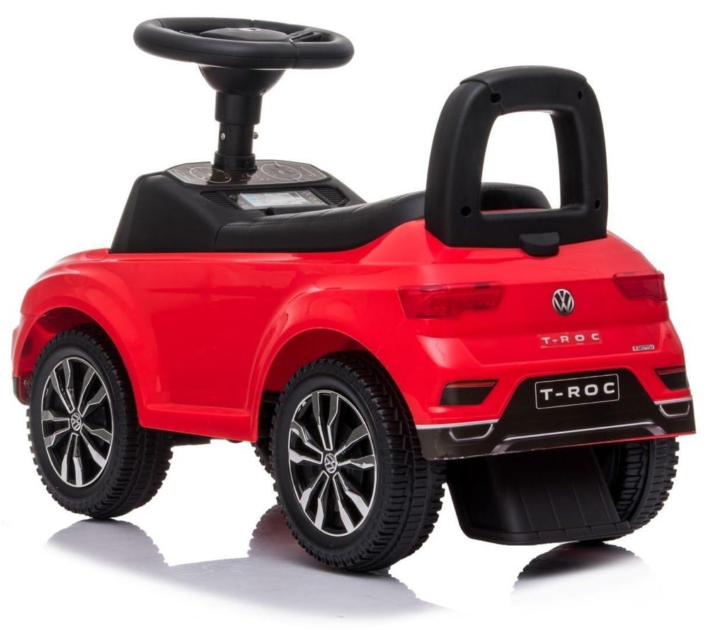 Vue arrière du porteur SUN BABY Volkswagen T-Roc rouge avec dossier et roues stylisées