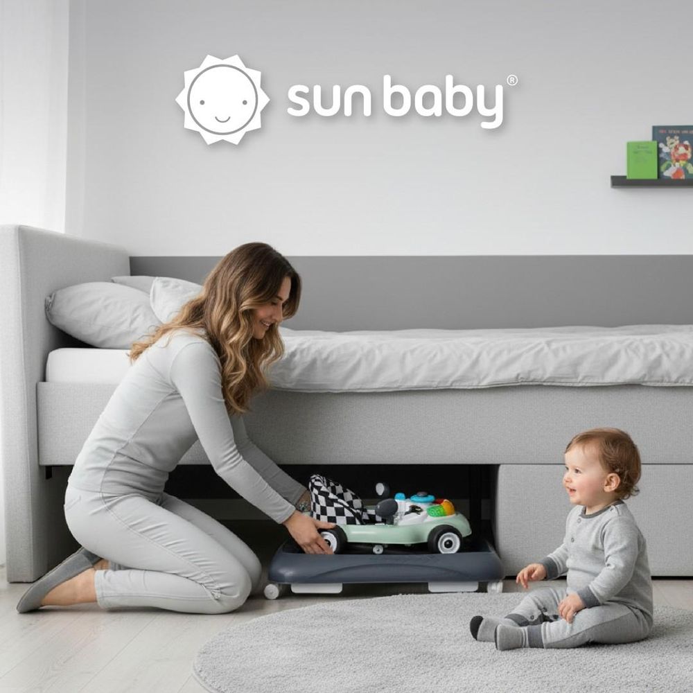 Dospělá osoba ukládá složené chodítko SUN BABY pod postel