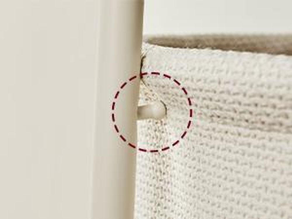 Runder Beistelltisch, kleiner Couchtisch, mit Korb aus Stoff, modern, beige-weiß